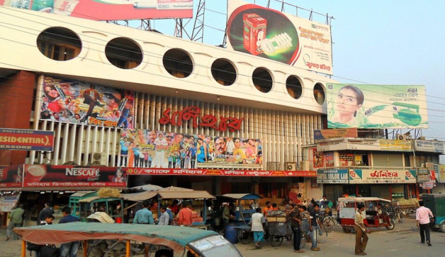 ৩০০ ছবির পরিবেশক মাস্টার ভাই!