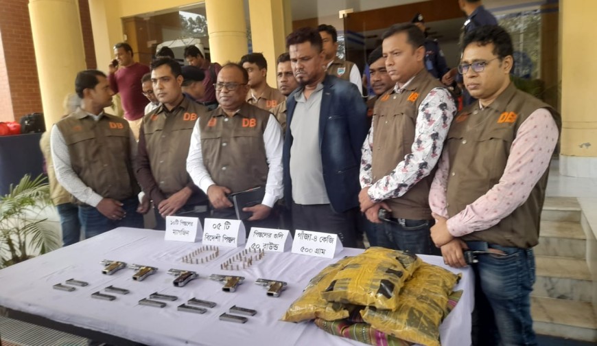 ৫টি বিদেশি পিস্তল  ও বিপুল গোলাবারুদসহ শীর্ষ অস্ত্র কারবারি আটক