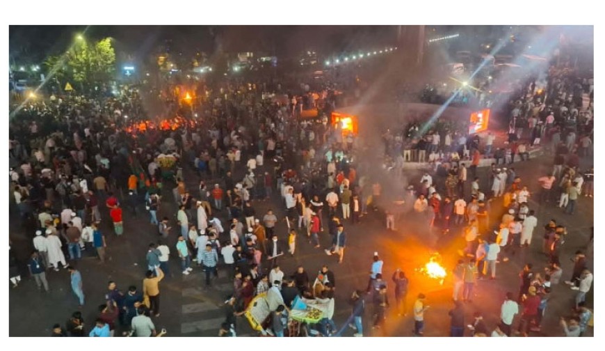 এনইআইআর সংস্কারের দাবিতে রাজধানীতে সড়ক অবরোধ, যানবাহন ভাঙচুর