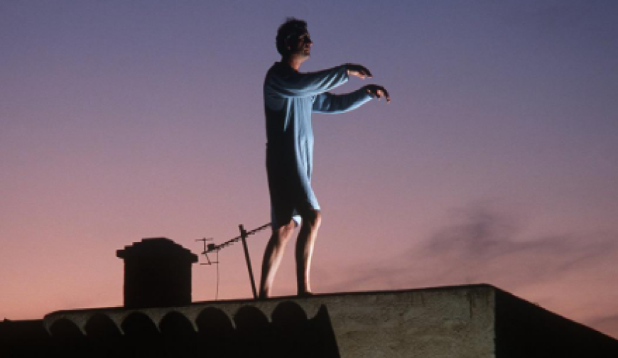 ঘুমের ঘোরে হেঁটে চলেন যারা: কারণ, লক্ষণ ও করণীয়