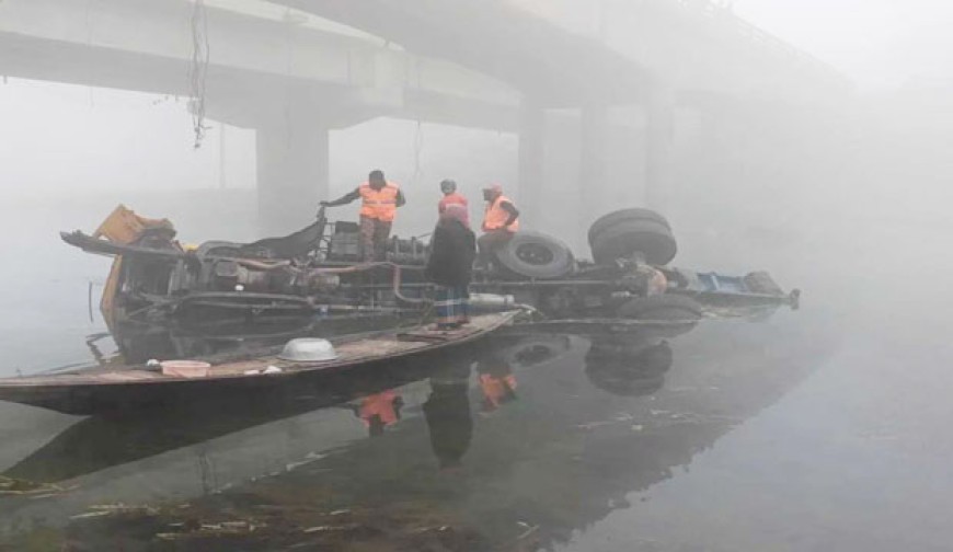 ঝিনাইদহে সেতুর রেলিং ভেঙে নদীতে ট্রাক, নিহত ২