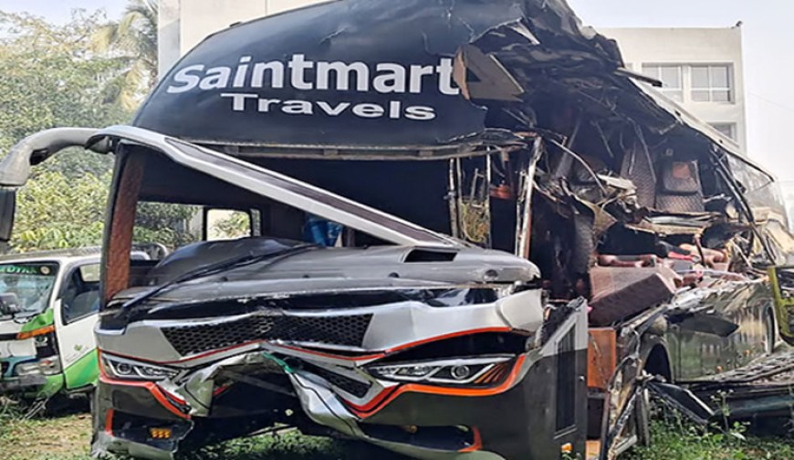 ট্রাকের পেছনে সেন্টমার্টিন ট্রাভেলসের ধাক্কা: নিহত ৩, আহত ১০