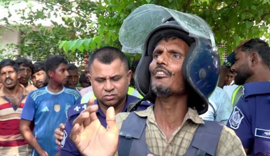 ঘুমন্ত বাবাকে কুপিয়ে হত্যার পর থানায় হাজির ছেলে