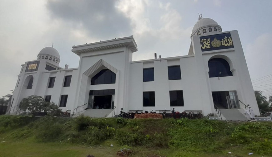ঐতিহ্যের বারোবাজারে আধুনিক মসজিদ