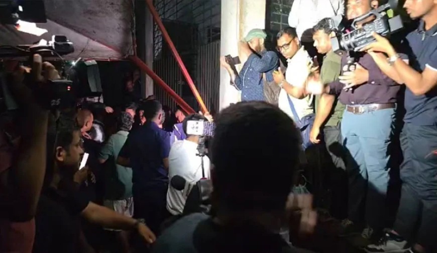 চুয়েটে না ফেরার শর্তে পুলিশি পাহারায় ক্যাম্পাস ছাড়লেন উপাচার্য