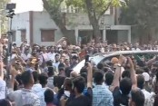 মোংলায় গাড়ি থেকে নেমে অপেক্ষারতদের সঙ্গে কথা বললেন প্রধানমন্ত্রী