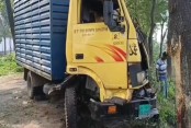 নিয়ন্ত্রণ হারিয়ে গাছের সঙ্গে কভার্ডভ্যানের ধাক্কা: চালকের সহকারী নিহত