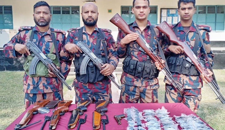 সীমান্তে সতর্ক প্রশাসন, অভয়নগরে সেনাবাহিনীর চিরুনি অভিযান