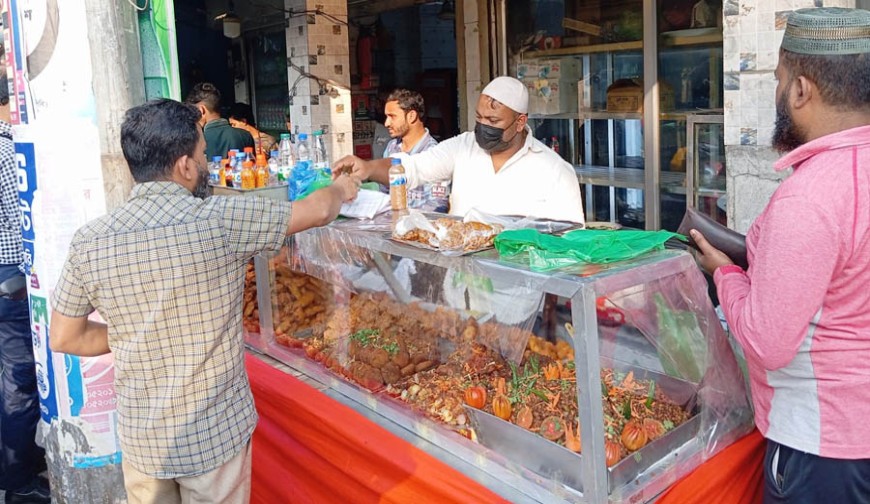 যশোরের ইফতার বাজারে ঐতিহ্যের সাথে আধুনিকতার মিতালি