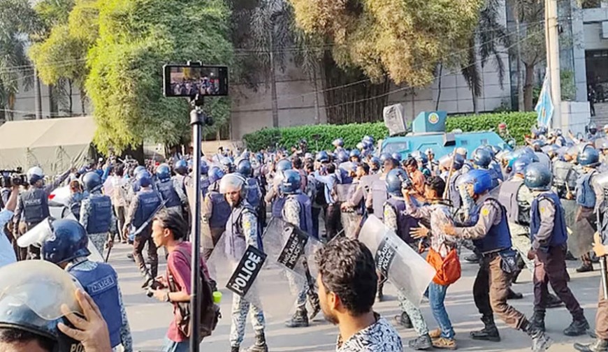 ইনকিলাব মঞ্চের অবস্থান কর্মসূচিতে পুলিশের লাঠিচার্জ, জাবের জুমা আম্মারসহ আহত ২৫