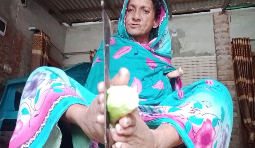 হাত বিহীন সাকিরনের পা দিয়ে সংগ্রামের ৬০ বছর