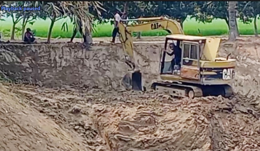 ঝিকরগাছায়  মাটি লুটের মহোৎসব: ঝুঁকিতে সড়ক