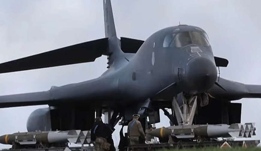 ভয়াবহ যুদ্ধের শঙ্কা : বি-১ বোমারু বিমান মারণাস্ত্রে সজ্জিত করছে যুক্তরাষ্ট্র