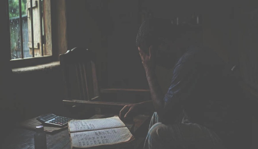 দেনায় জর্জরিত এক ব্যক্তি বেছে নিলেন মৃত্যুর পথ