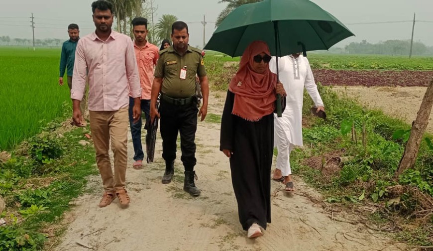 পায়ে হেটে গ্রামীণ উন্নয়ন কাজ তদারকি করলেন যশোর সদর ইউএনও