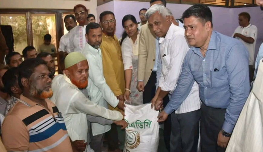 যশোর সদরে ৪৫০ কৃষকের মাঝে বিনামূল্যে সার ও বীজ বিতরণ