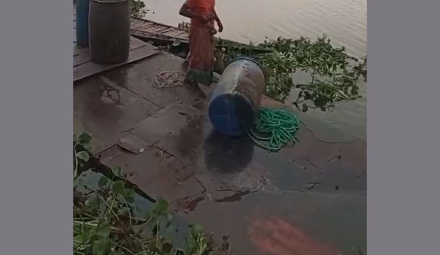 কালবৈশাখী ঝড়ে ভেঙ্গে গেছে ঝাঁপার ভাসমান সেতু