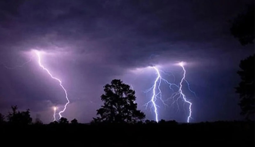 বজ্রপাতে একদিনে প্রাণ গেল ১২ জনের