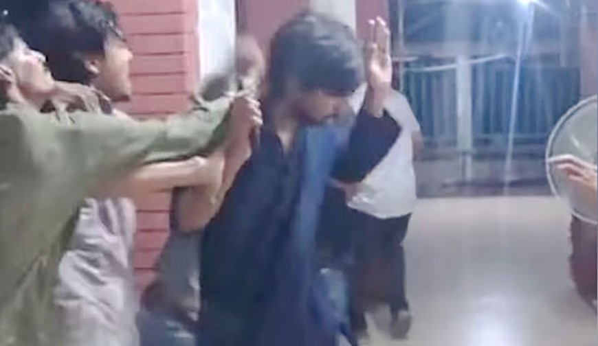 থানার ভেতরে ডাকসু নেতা মোসাদ্দিক ও জুবায়েরের ওপর ছাত্রদলের হামলা