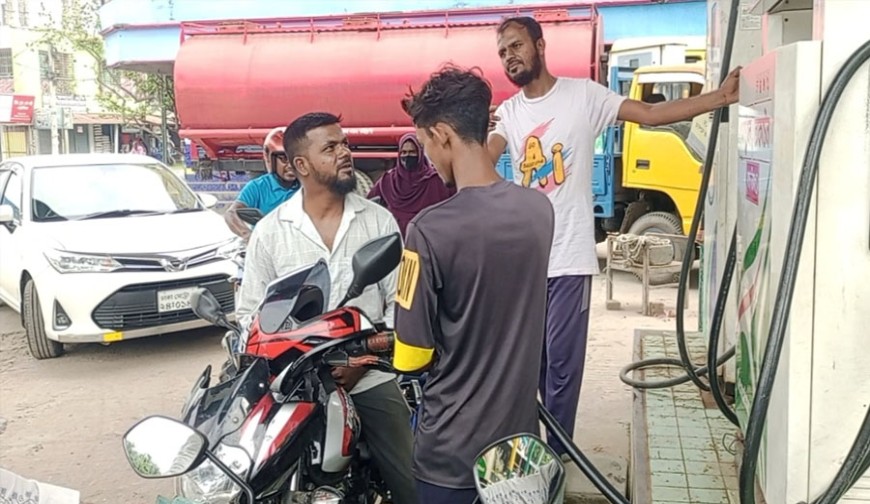 ক্রমেই ছোট হচ্ছে জ্বালানি তেলের লাইন, বাড়ছে জীবিকার চাপ