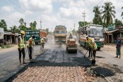 বিগত সরকারের ‘উন্নয়ন’ (!) চিত্র ঢাকতে সড়কে 'প্রসাধনী' প্রলেপ