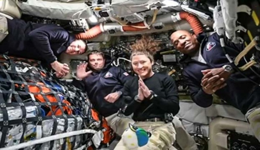 মহাকাশ থেকে চাঁদ অভিমুখী নভোচারীদের সংবাদ সম্মেলন