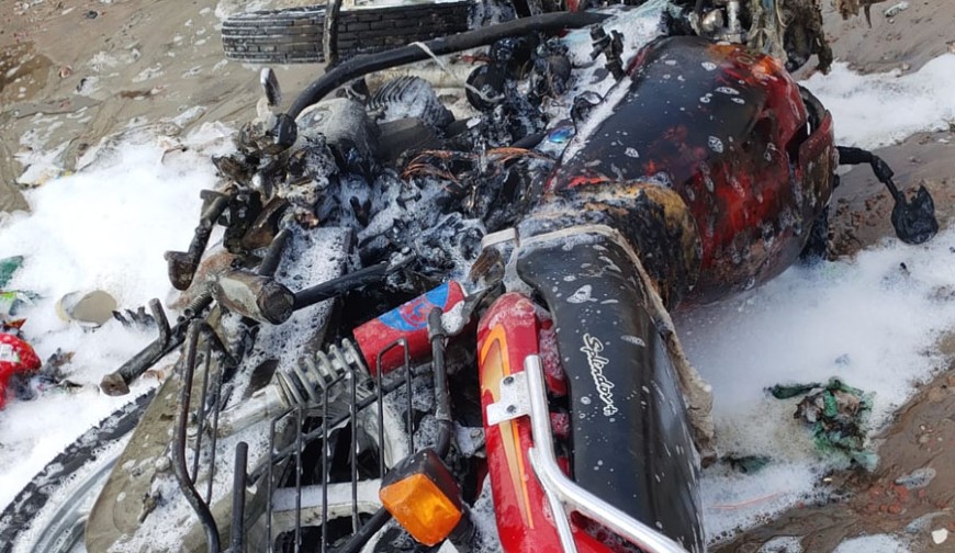 সোনালী ফিলিং স্টেশনে তেল নেওয়ার সময় মোটরসাইকেলে আগুন