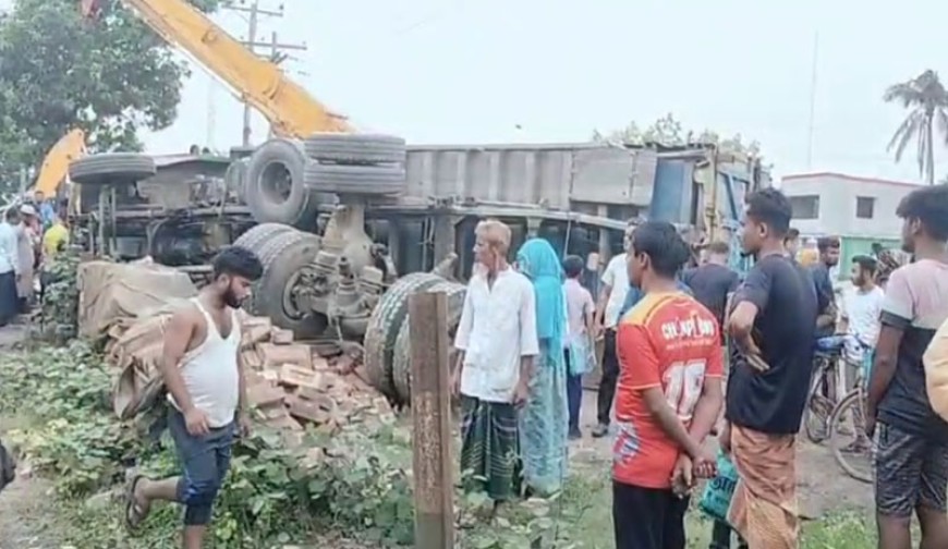 অভয়নগরে ট্রেনের ধাক্কায় কয়লাবাহী ট্রাকের চালক নিহত