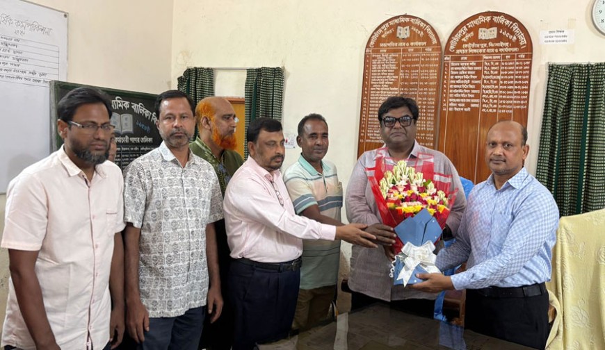 কোটচাঁদপুর বালিকা বিদ্যালয়ের এডহক কমিটির প্রথম সভায় ফুলেল শুভেচ্ছা বিনিময়