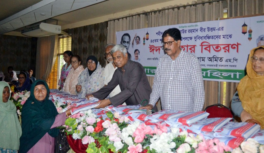 যশোরে ৩০০ নারীর মাঝে জেলা মহিলা দলের ঈদ উপহার বিতরণ