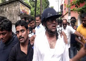 মমতার ভাতিজা অভিষেককে চড়-থাপ্পড়, ডিম-পাথর নিক্ষেপ