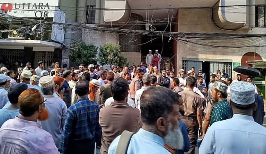 ইসলামী ব্যাংকের নতুন চেয়ারম্যানের বিরুদ্ধে মানববন্ধনে পুলিশের সাউন্ড গ্রেনেড ও জলকামান নিক্ষেপ
