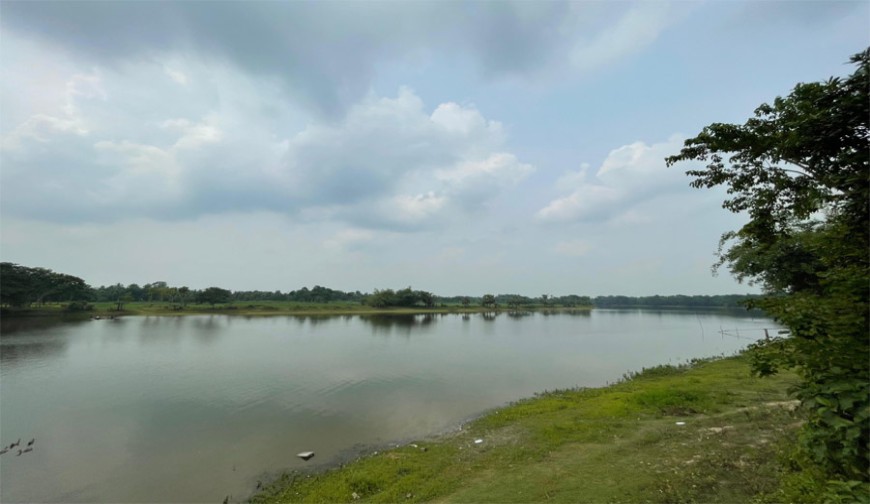 বিশুদ্ধ পানির উৎস সরকারি বাওড় দখল করে মাছ চাষ,  আর্সেনিক ঝুঁকিতে শার্শার তিন গ্রামের মানুষ