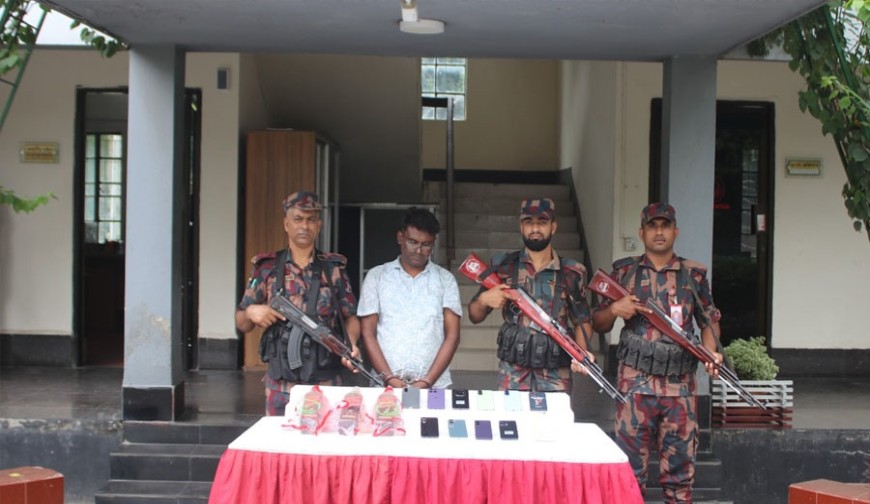 যশোরে মদ ও মোবাইলসহ ভারতীয় নাগরিক আটক