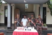 যশোরে মদ ও মোবাইলসহ ভারতীয় নাগরিক আটক