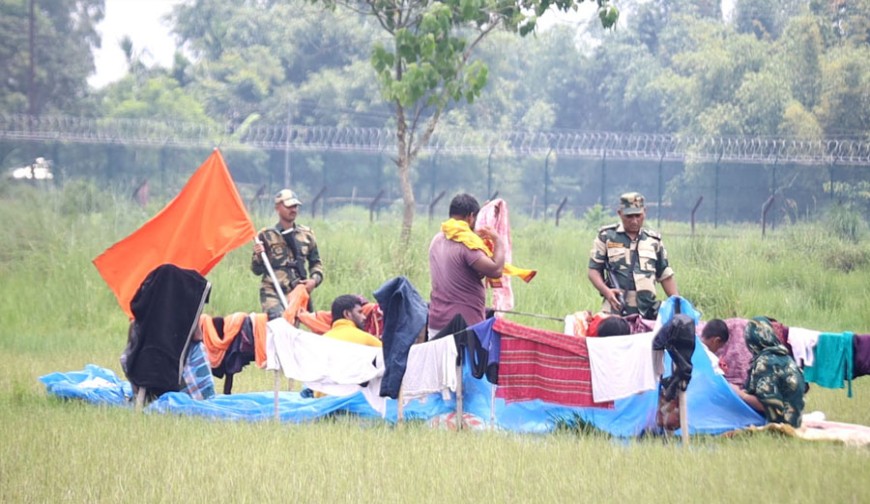 ‘শূন্য রেখা’ আটকা ‘ঠিকানাহীন’ মানুষ