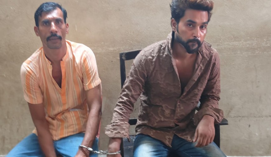 যশোর আদালত চত্বরে প্রিজন ভ্যানে থাকা আসামিকে ইয়াবা দিতে গিয়ে আটক ২