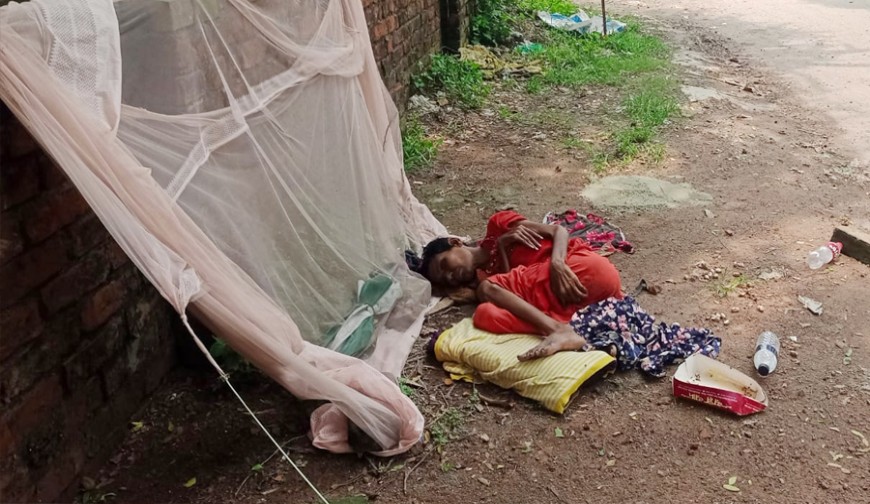 ৭ দিন ধরে রাস্তার পাশে এক অন্ধ বৃদ্ধা, কে এই জননী
