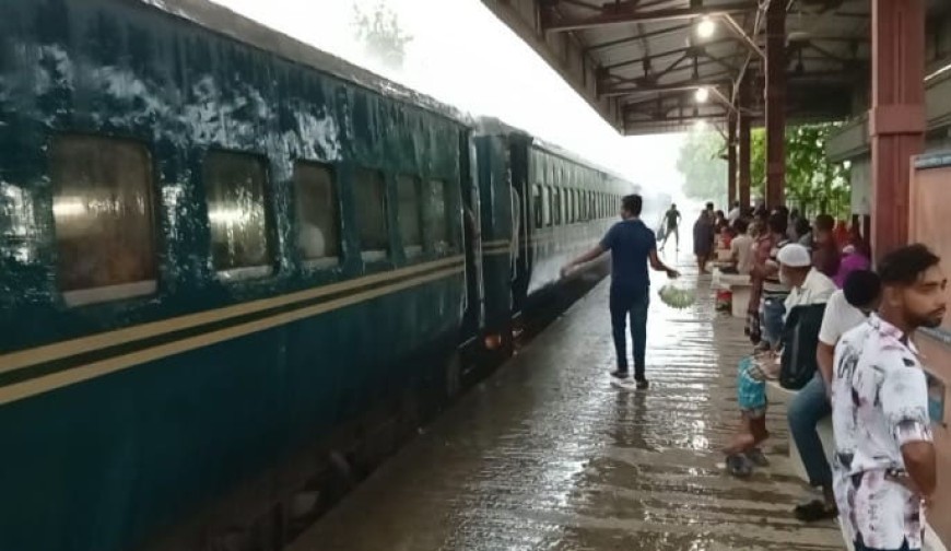 ঝিকরগাছা স্টেশনে বৃষ্টিতে যাত্রী দুর্ভোগ