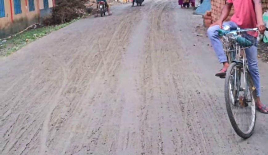 বৃষ্টি হলেই কাদার আস্তারণে ঢাকা পড়ে পিচ