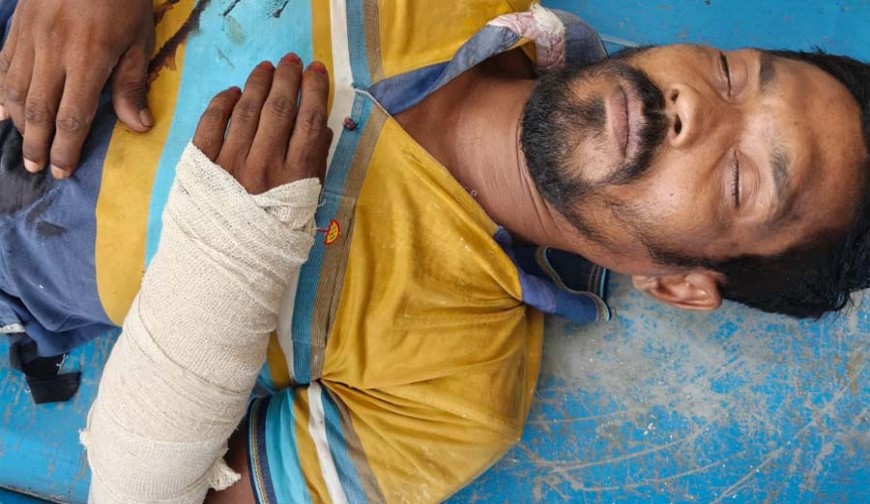 ট্রাক্টরে চাঁদা তুলতে বাধা দেওয়ায় প্রকাশ্যে কোপানো হলো যুবককে