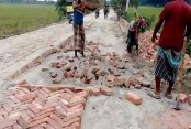 কালীগঞ্জে  পিচ খুঁড়ে ইটের সলিং!