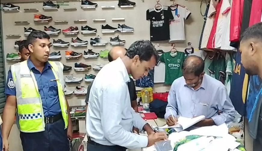 যশোরে রাতে দোকান খোলা রাখায়  দুই দোকানিকে জরিমানা