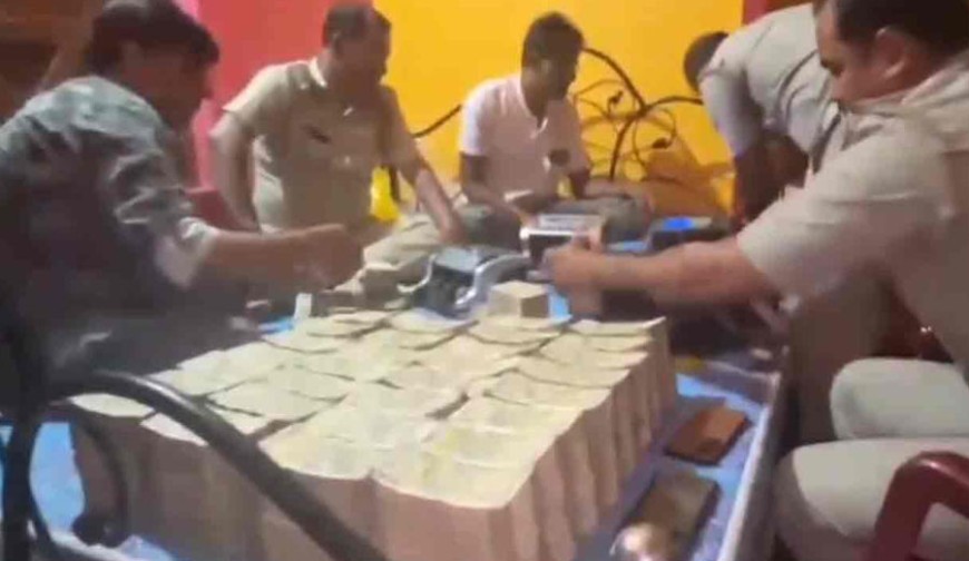 এখনো চলছে টাকা গোনা, সোনা মিলেছে ১৫ কেজি