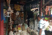 দোকানের নাম লাইট হাউস, এখনো বিক্রি হয় হারিকেন-হ্যাজাক