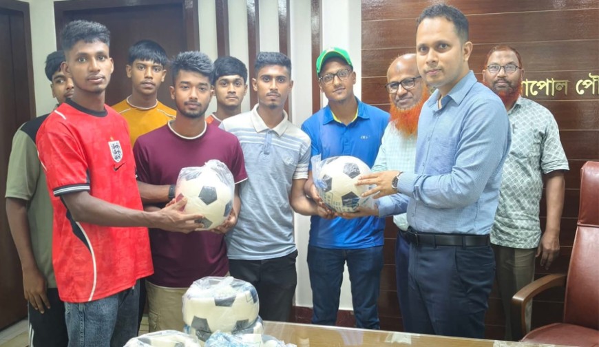 বেনাপোল ফুটবল একাডেমিকে ১০টি ফুটবল প্রদান