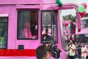 চালক-কন্ডাক্টর ও যাত্রী সবাই নারী: চালু হলো বিআরটিসির ‘পিংক বাস’
