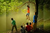 ডিজিটাল কোলাহলে ম্লান বন্ধুত্বের বন্ধন