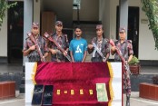 প্যান্টের পকেটে ছিল কোটি টাকার সোনা