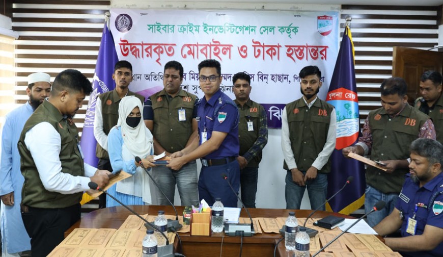 ঝিনাইদহে উদ্ধারকৃত ১০৬টি মোবাইল ও টাকা হস্তান্তর, সাইবার সেলের অভিযানে গ্রেপ্তার ১৯